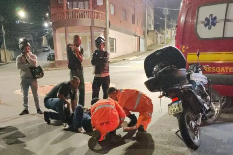 Motociclista fica ferida após colisão com caminhonete no bairro Hamilton, em Itabira