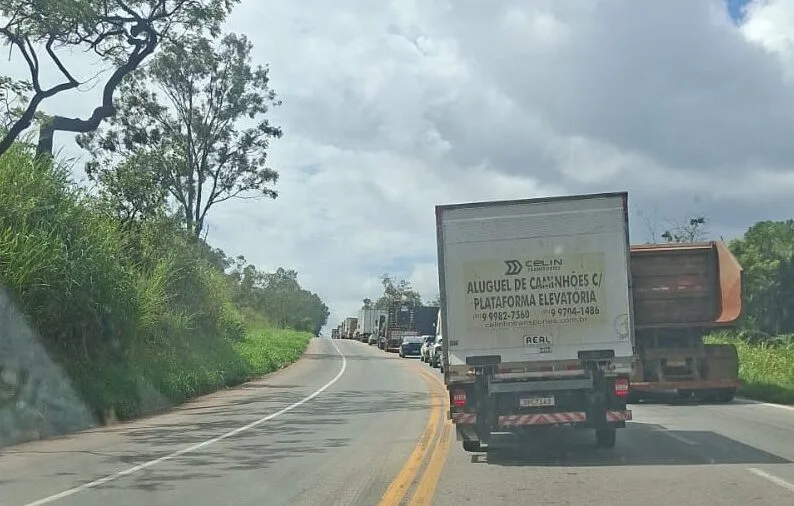 Nesta terça-feira, motoristas enfrentam mais um dia de congestionamentos na BR-381