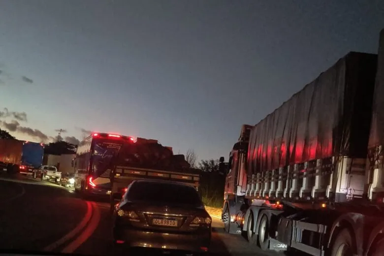 Carreta com carga de arame tomba na BR-381 e provoca congestionamento de 2 km em São Gonçalo do Rio Abaixo