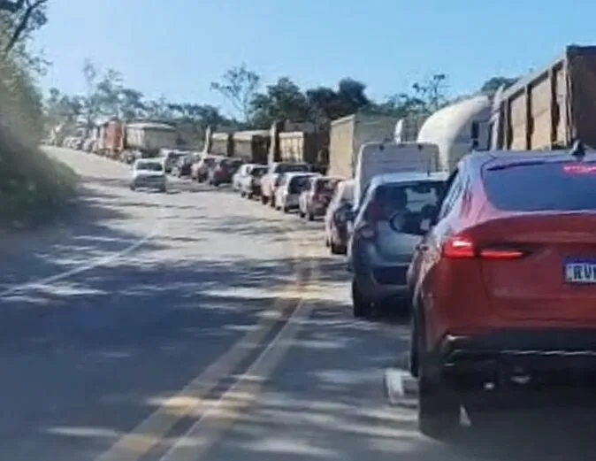 Obras na BR-381 provocam congestionamento e espera de até 2 horas entre Sabará e Belo Horizonte