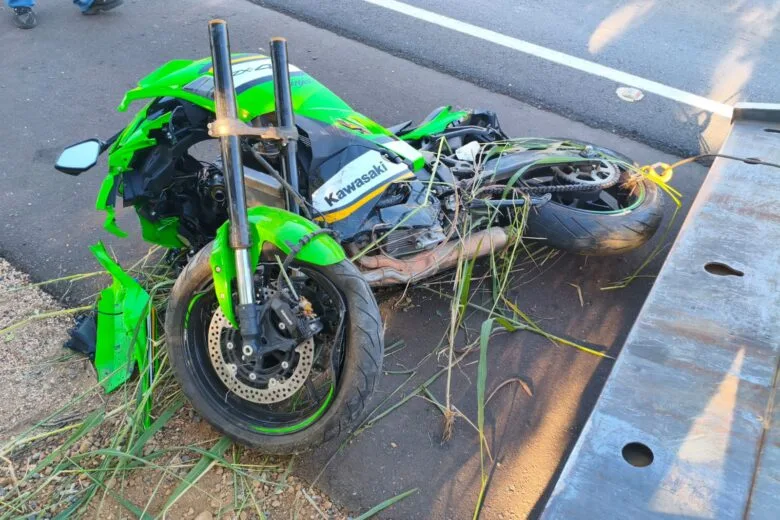 Motociclista perde controle em curva, bate em árvore e morre na MGC-496
