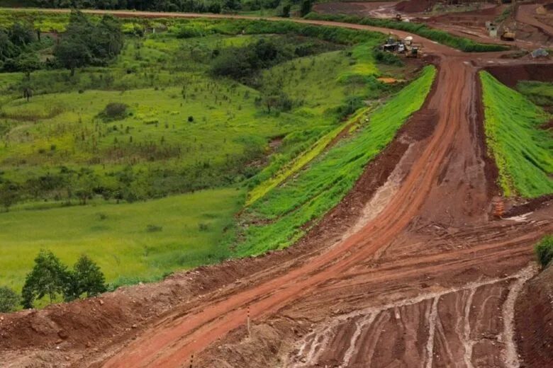 Prefeito Geraldo Abade recebe governador de Minas Gerais para visita às obras da MGC-262, em Barão de Cocais