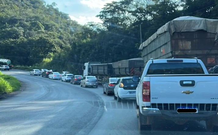 BR-381: volta do feriado registra trânsito intenso e retenções no sentido Belo Horizonte