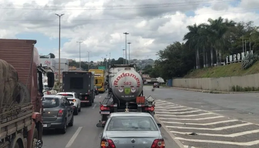BR-381 enfrenta congestionamentos e interdições nesta sexta-feira devido a obras