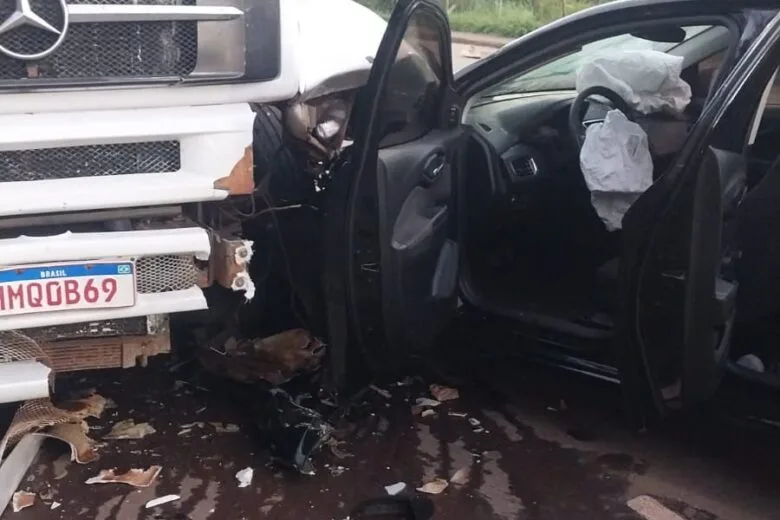 Motorista colide com carreta estacionada no bairro Penha, em Itabira
