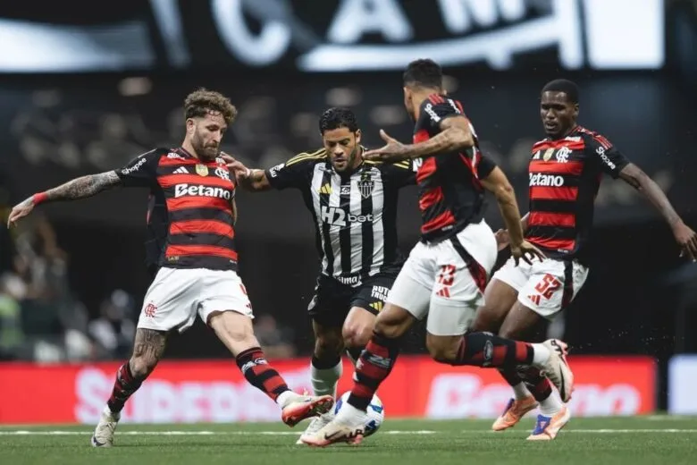 Atlético encara Flamengo na Arena MRV em duelo decisivo para reagir no Brasileirão; Caraça FM transmite o jogo