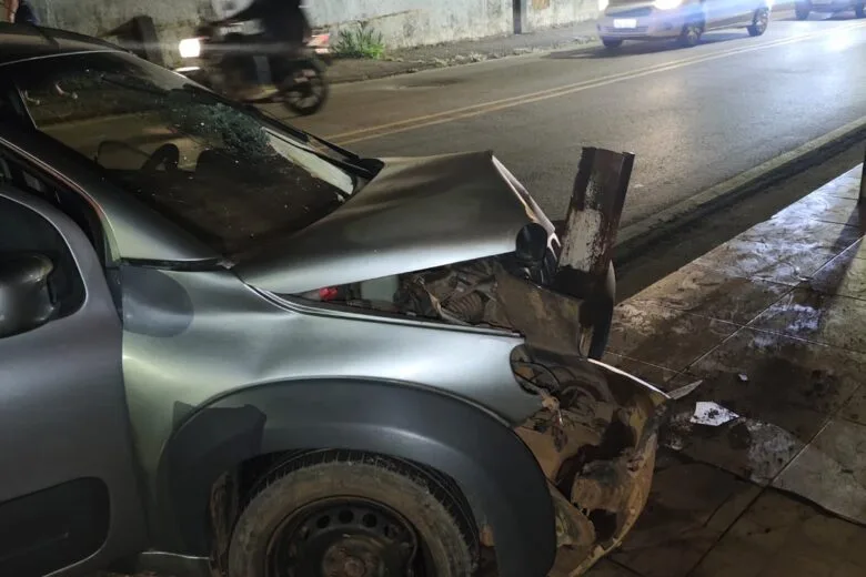 Adolescente perde controle de carro e atinge proteção de calçada no bairro Hamilton