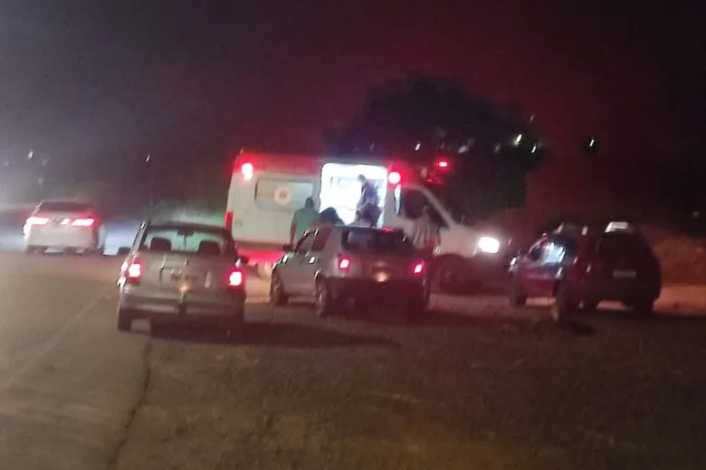 Motociclista fica ferida após colidir com vaca solta no Ribeira de Cima, em Itabira