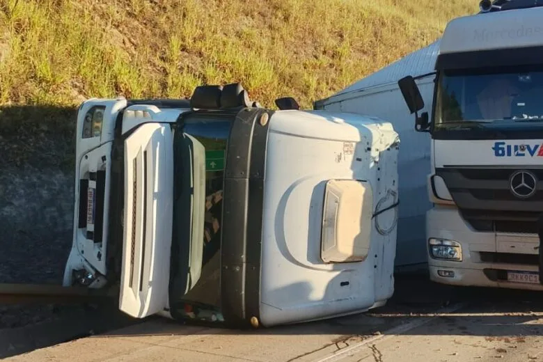 Colisão entre três carretas provoca interdição parcial na BR-381, em Caeté
