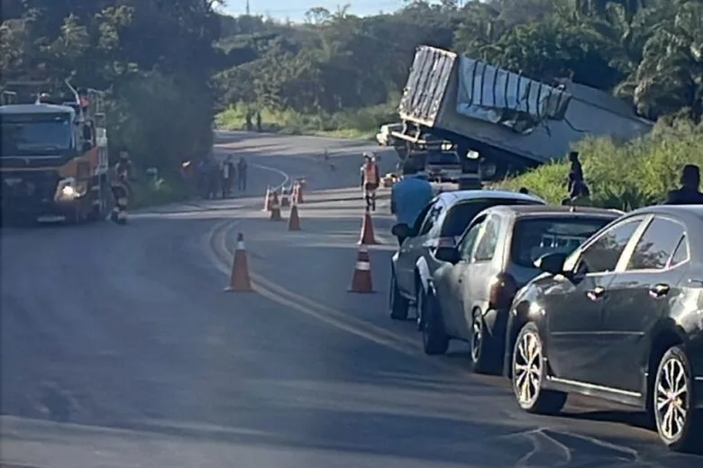 Carreta tomba e trava trânsito na BR-381, em Sabará