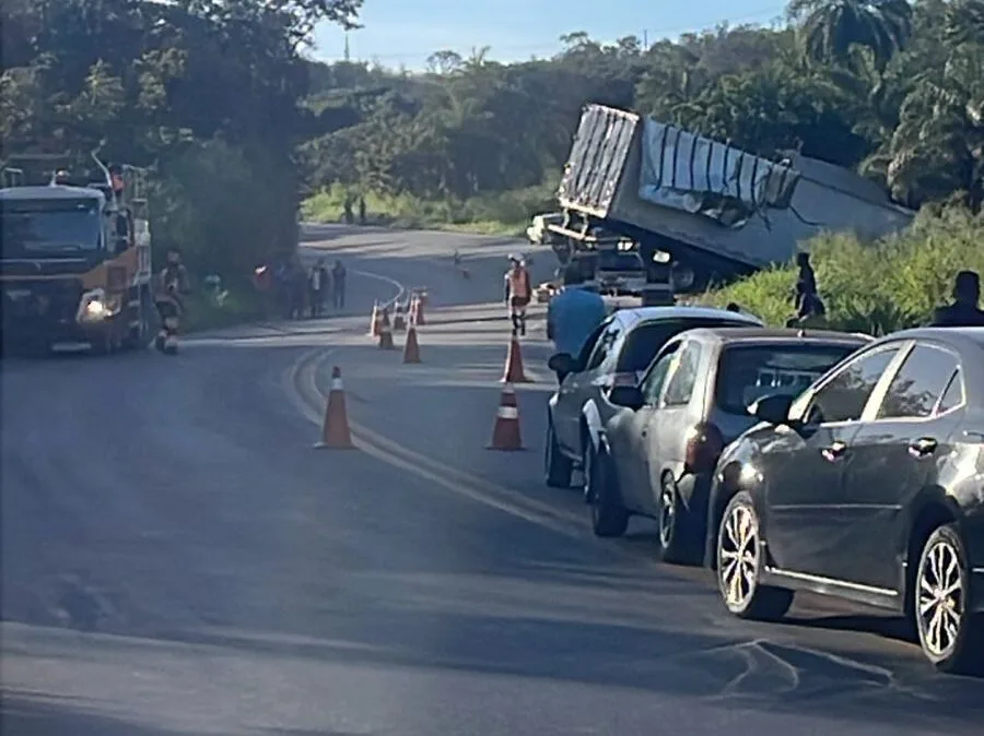 Carreta tomba e trava trânsito na BR-381, em Sabará
