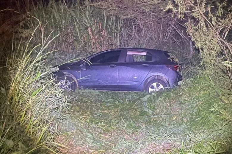 Onix é atingido por caminhão e sai da pista na MG-129, em Itabira