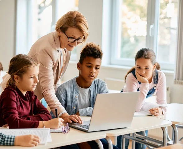 SINE Itabira oferece 84 vagas nesta quarta-feira (15): Oportunidades para auxiliar de produção, instrutor educacional, serralheiro e mais