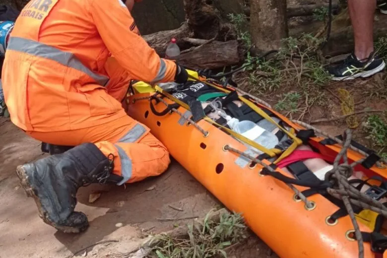 Mulher é resgatada após queda de 10 metros em cachoeira de Brumadinho