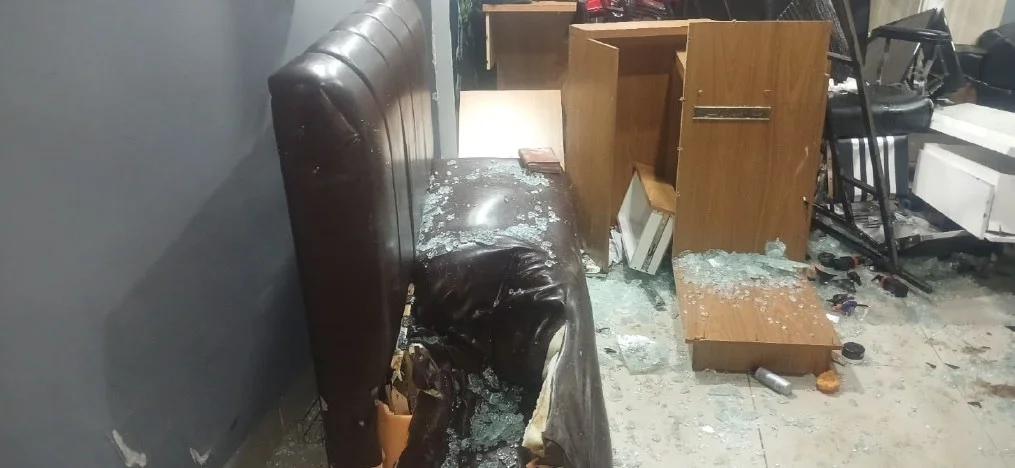 Carro invade barbearia e atinge criança de 4 anos no centro de Manhuaçu