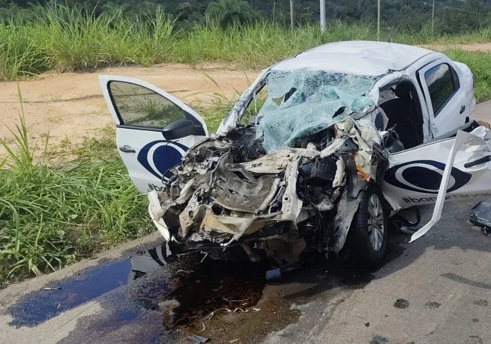 Acidente com carro da Band Minas deixa um morto e interdita a BR-381 em Sabará