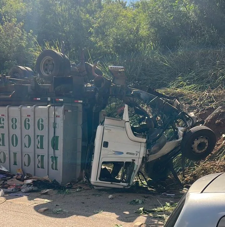 Carreta despenca de viaduto na Avenida Amazonas e deixa dois feridos na divisa entre BH e Contagem