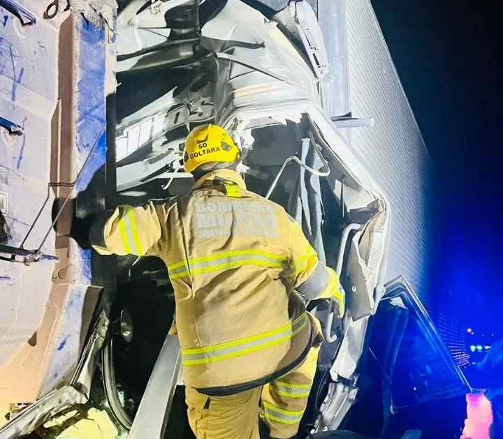 Motorista de carreta morre preso às ferragens após colidir na traseira de veículo parado na BR-040 em Sete Lagoas