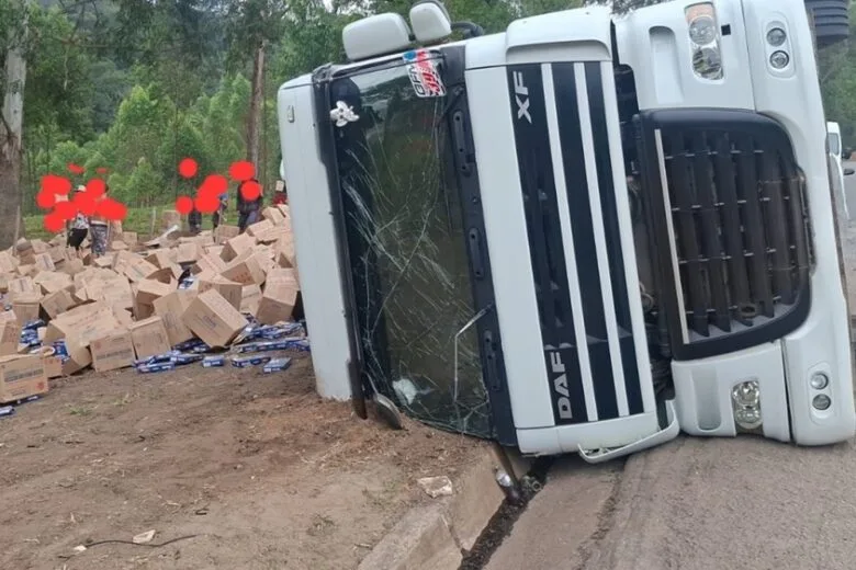 Caminhão carregado com mercadorias tomba na BR-381 em João Monlevade e carga fica espalhada pelo acostamento