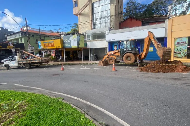 Saae realiza manutenção nas redes de esgoto e pluvial da praça Nico Rosa, no Centro de Itabira
