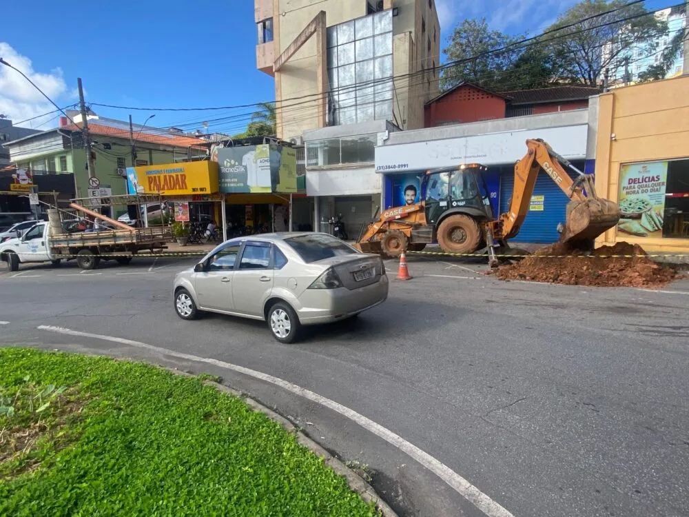 Saae realiza manutenção nas redes de esgoto e pluvial da praça Nico Rosa, no Centro de Itabira