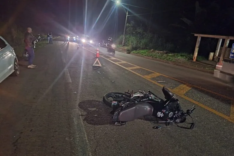 Motorista entra na contramão, causa acidente na AMG-1210 e deixa pai e filha feridos em Itabira