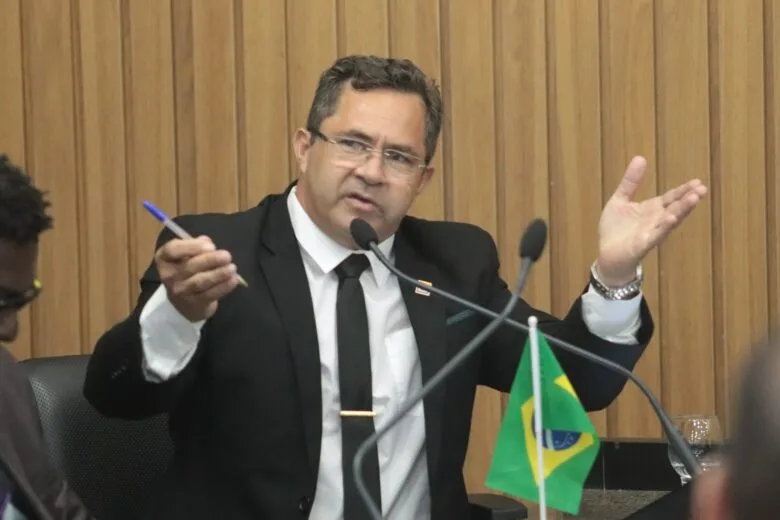 Didi do Caldo de Cana quer obrigar execução dos hinos Nacional e de Itabira nas escolas públicas e privadas do município