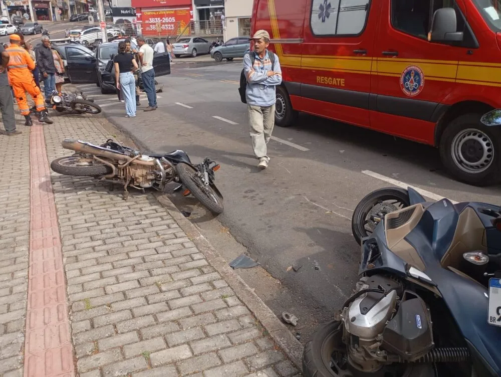 Idoso passa mal ao volante, perde controle do carro e atinge motos e pedestre no Centro de Itabira