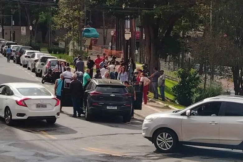 Idoso passa mal ao volante, perde controle do carro e atinge motos e pedestre no Centro de Itabira