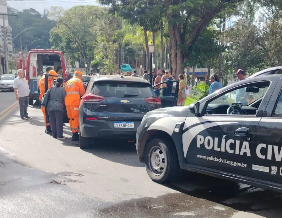 Idoso passa mal ao volante, perde controle do carro e atinge motos e pedestre no Centro de Itabira