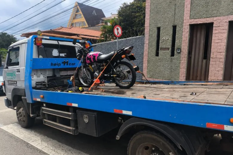 Motociclista inabilitado tenta fugir da Polícia Militar e bate contra carro em João Monlevade