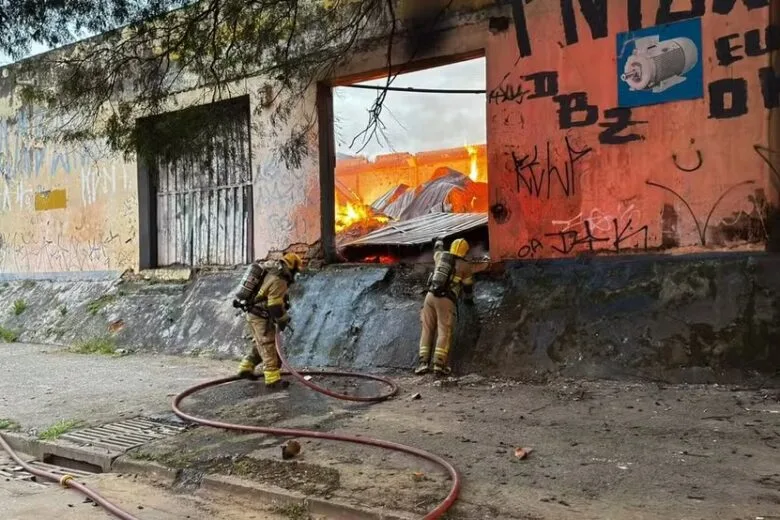 Incêndio de grandes proporções destrói galpão de móveis e deixa estrutura com risco de desabamento em BH