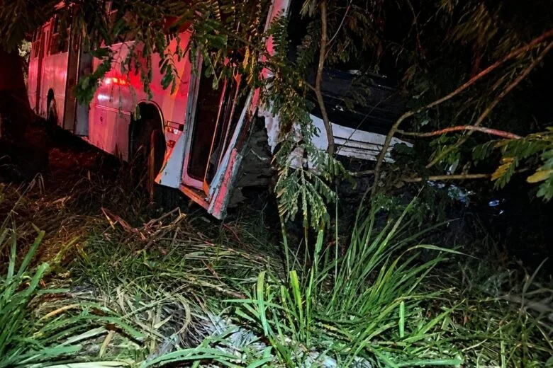 Falha em freio de ônibus causa acidente com estudantes do IFNMG na BR-367