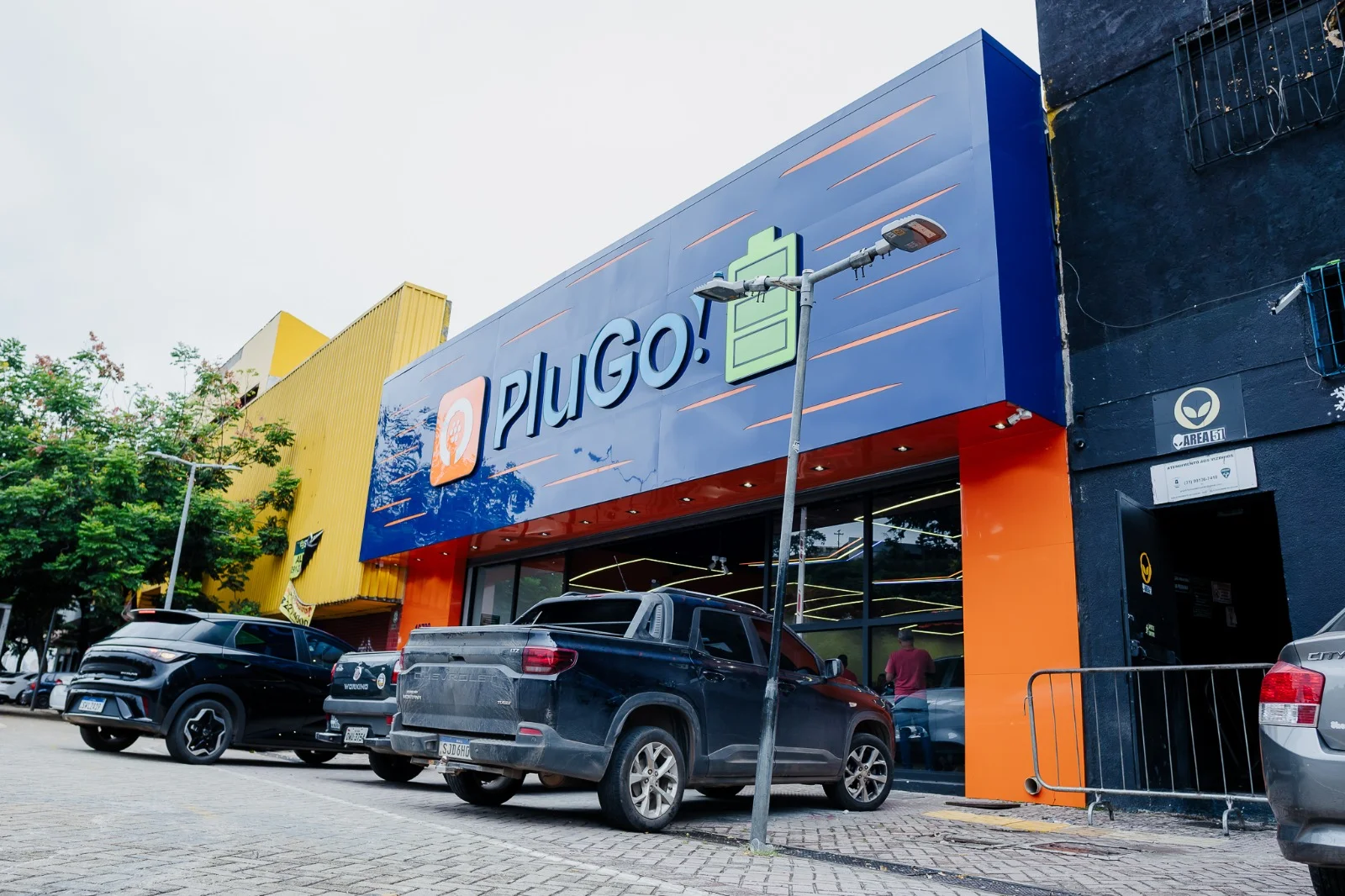 PluGo inaugura eletroposto com 12 vagas de recarga no Barro Preto, em Belo Horizonte
