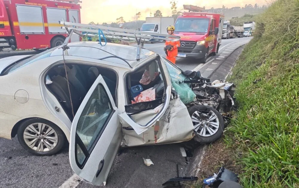 Grave acidente entre carro e carreta deixa dois feridos na BR-265
