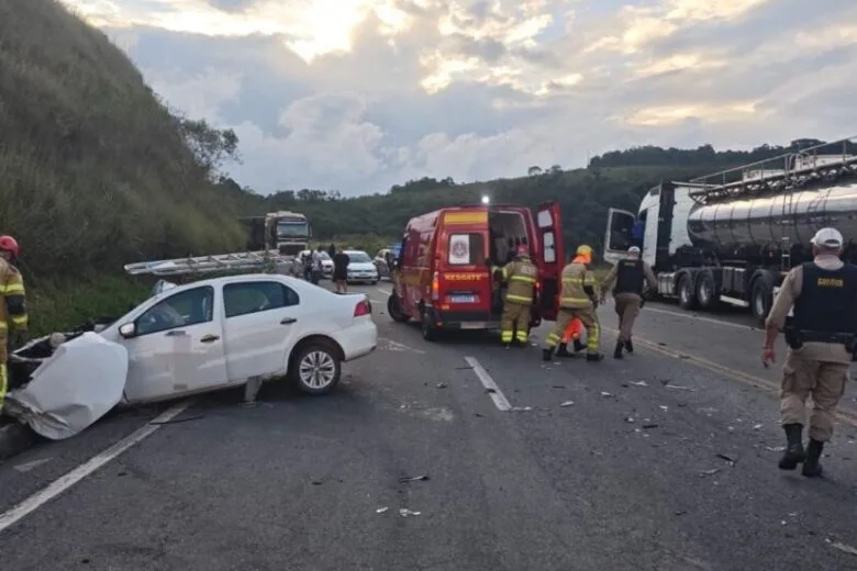Grave acidente entre carro e carreta deixa dois feridos na BR-265