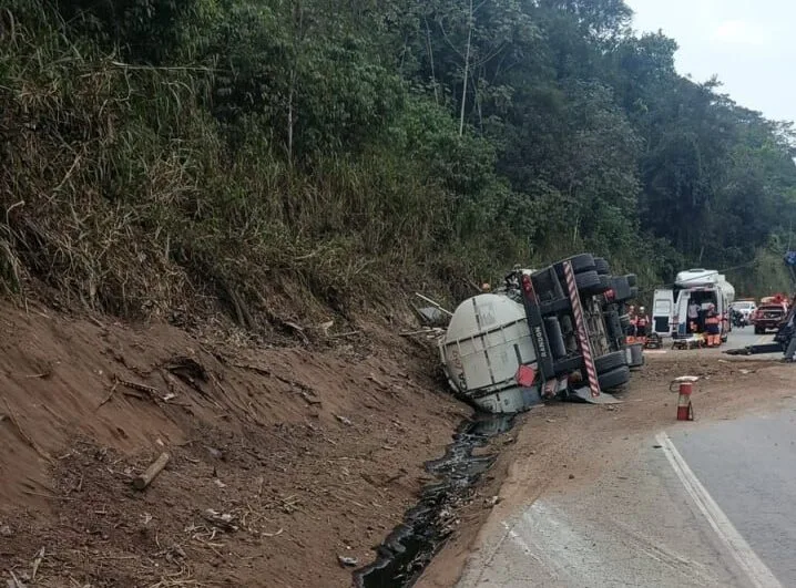 Vazamento de gasolina interdita BR-381 e motorista permanece preso às ferragens de carreta em Belo Oriente