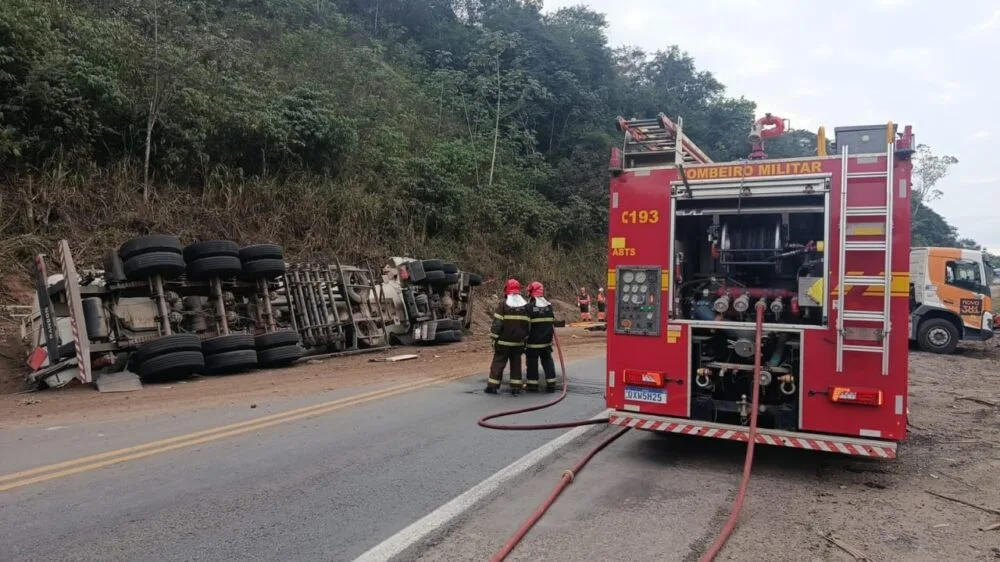 Vazamento de gasolina interdita BR-381 e motorista permanece preso às ferragens de carreta em Belo Oriente