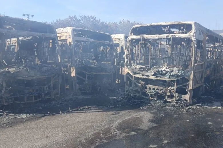 Incêndio de grandes proporções atinge garagem de ônibus em Belo Horizonte; assista ao vídeo