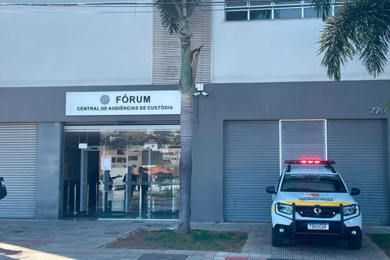 Homem é preso após agredir ex-companheira e fugir com carro dela em Contagem