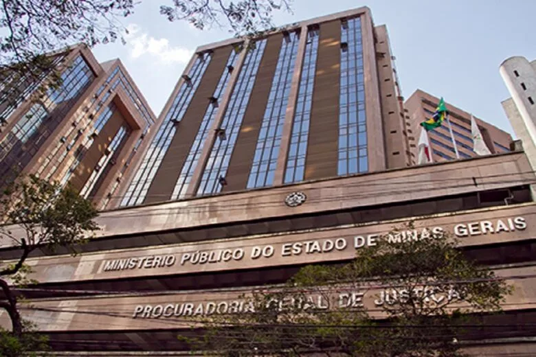 Homem vira réu por tentar matar pai e filho dentro de oficina em BH