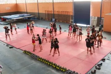 Mais de 30 atletas conquistam nova graduação em exame de Muay Thai em Itabira