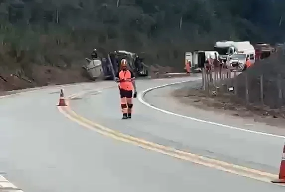 Carreta tomba e interdita BR-381 na manhã deste sábado, em Belo Oriente; não há previsão de liberação da pista