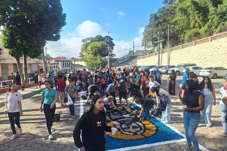 Católicos se unem para preparar tapetes e celebrar Corpus Christi em Itabira