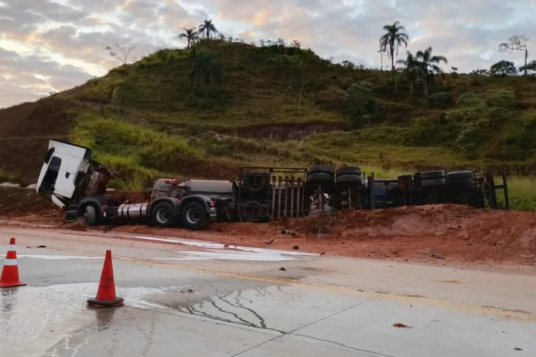 BR-381 é totalmente liberada em Antônio Dias após tombamento de carreta com combustível