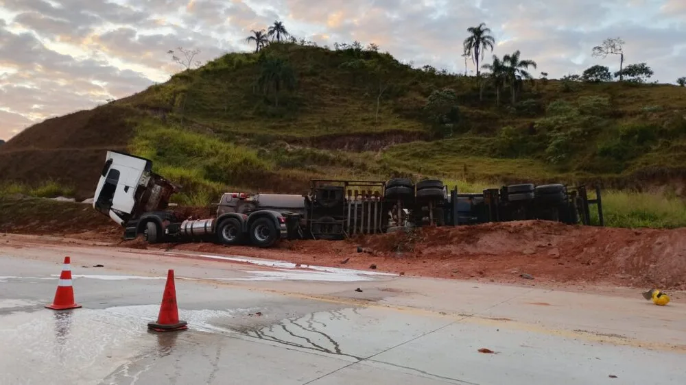 BR-381 é totalmente liberada em Antônio Dias após tombamento de carreta com combustível