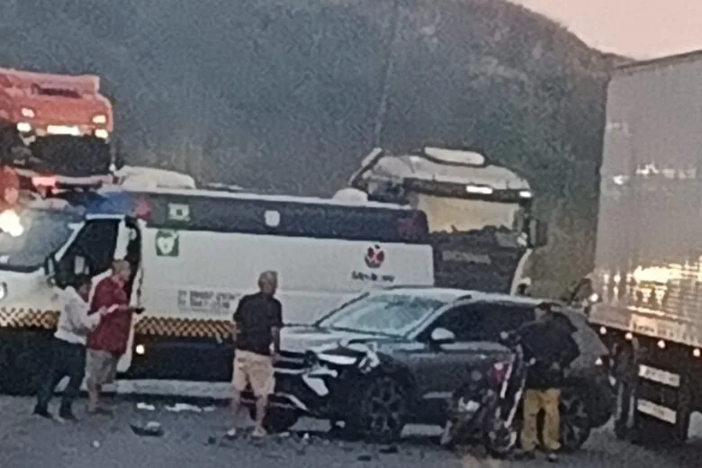 Acidente entre carro e moto provoca lentidão na BR-381 em Sabará
