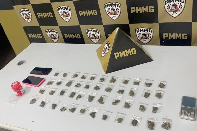 Jovem é preso com buchas de maconha e balança de precisão no bairro Fênix, em Itabira