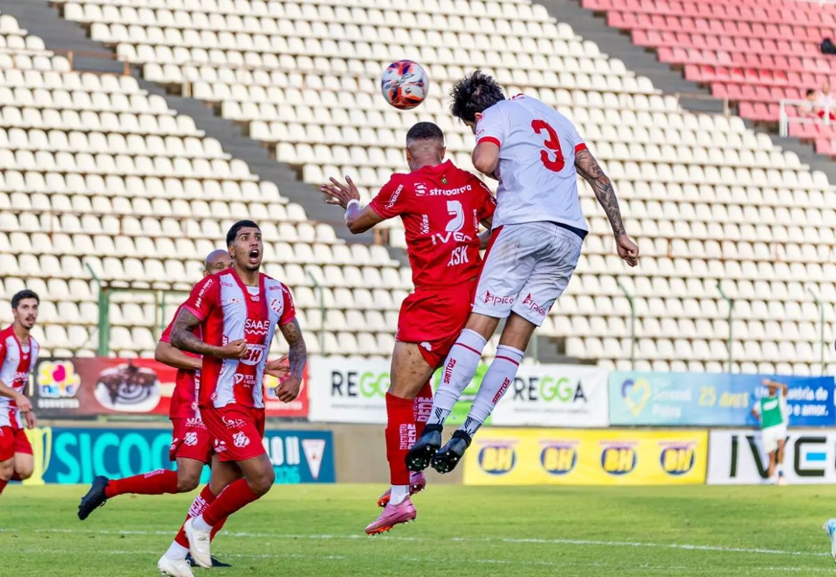 Coelho diz que Valério achou dois gols de bola parada; Paulinho Guará rebate: "soube entender o jogo"