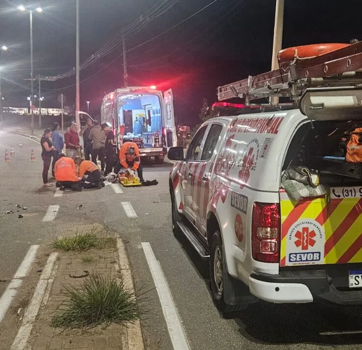 Motociclista fica ferido após acidente entre carro e moto no bairro Aclimação, em João Monlevade